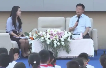 “以文字叩门 听文学回声” 阿来与学生进行文学分享