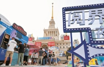 漫步上海 穿过人海 跃入书海