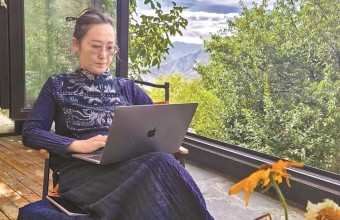 在精神旷野牧蜂放歌——记西藏女作家羽芊的多面人生