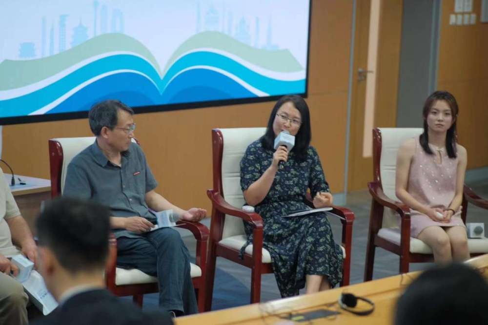 李洱、叶夫盖尼·沃多拉兹金等参加“中俄作家对谈人大青年学子”活动(图4)