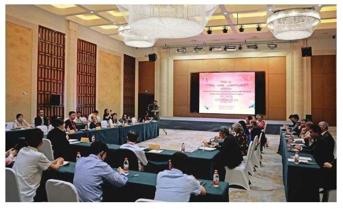 第四届文明交流互鉴对话会文学平行论坛在甘肃敦煌举行(图1)