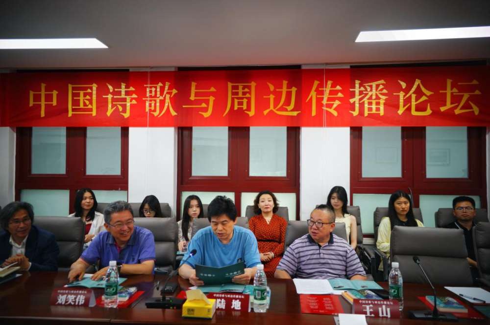诗歌要勇敢“走出去”(图1)