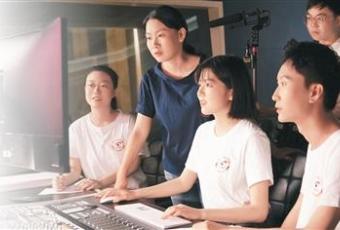 在“光明影院”，盲人也能“看”电影