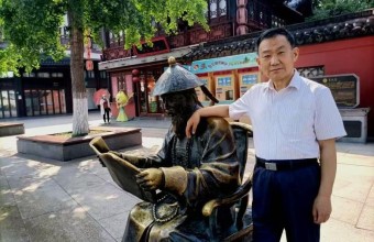 文学成就人生：读徐廷华《一沓书目引起的文学追忆》|李心辰