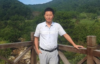 在存在的迷宫里寻找自己：张正福《痕迹》中的身份漩涡与人格投影