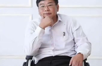轮椅上的文学守望者——韦江荷