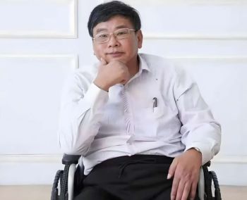 轮椅上的文学守望者——韦江荷